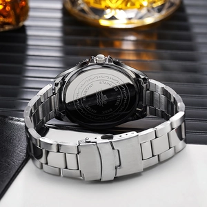Détail du bracelet de montre en acier inoxydable et gravure au dos du boîtier étanche