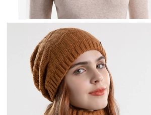 Nahaufnahme der karamellfarbenen Strickmütze und des Schals mit weichem Fleece-Futter