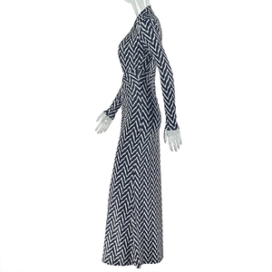 Détail d'une robe moulante à manches longues avec imprimé géométrique ondulé bleu et blanc