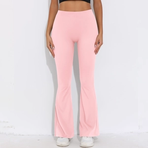 Detail der rosa ausgestellten Yoga-Hose mit hoher Taille und elastischem Stoffgewebe