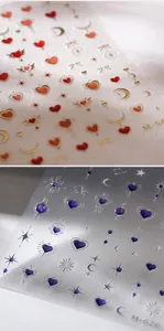 Detail von 3D-Präge-Nagelstickern mit goldenen Herz-, Mond- und Sternmustern