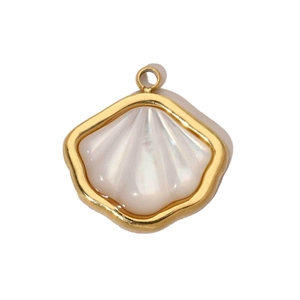 Détail d'un pendentif en nacre blanche en forme de coquillage avec bordure dorée