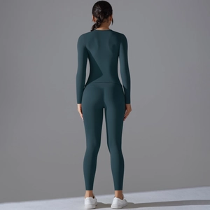 Vue arrière de l'ensemble de yoga sarcelle avec haut manches longues et leggings