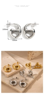 Gros plan de boucles d'oreilles minimalistes en cœur et métal torsadé poli brillant