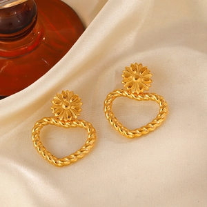 Boucles d'oreilles cœur dorées 18K avec design de corde torsadée sur tissu en soie