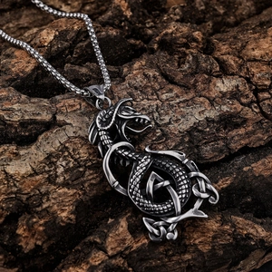 Pendentif dragon viking argenté sur écorce de bois avec chaîne en acier inoxydable