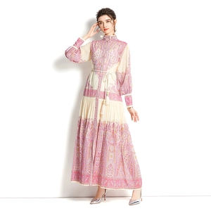 Robe longue à imprimé paisley avec manches lanternes, col montant et ceinture rose