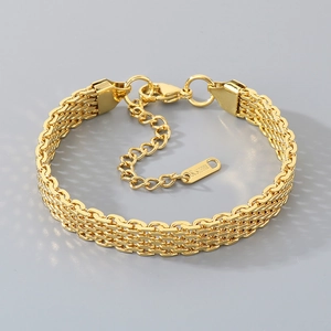 Détail d'un bracelet à chaînes dorées en acier inoxydable avec un fermoir mousqueton