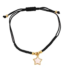 Pulsera de cuerda negra hecha a mano con colgante de estrella dorada e incrustación de concha