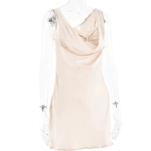 Détail de la robe en satin champagne avec col bénitier et finition lisse brillante