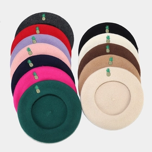 Béret japonais en laine avec broderie d'ananas disponible en douze couleurs vives