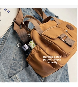 Detail der braunen Nylon-Umhängetasche mit praktischen Taschen und robustem Stoff