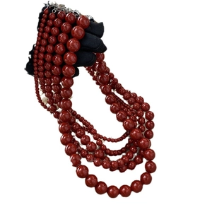 Collier multi-rangs en perles de verre rouge foncé avec différentes tailles de perles