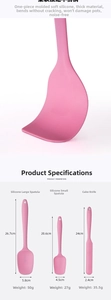 Dettaglio del set di cucchiai e spatola in silicone rosa con misure precise