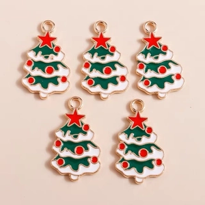 Détail de pendentifs sapin de Noël en alliage émaillé aux couleurs rouge et verte