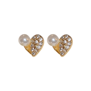 Boucles d'oreilles cœur évidé avec plaquage or, strass scintillants et perles blanches