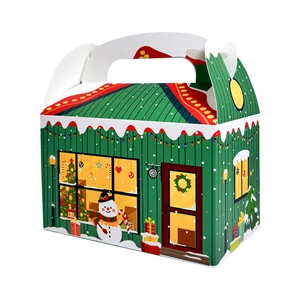 Detailansicht der grünen Weihnachts-Geschenkbox in Hausform für Party-Snacks
