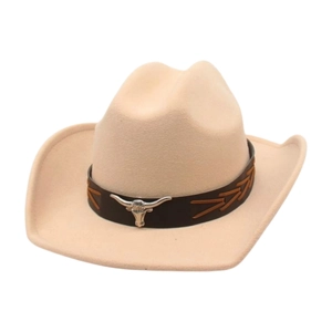 Chapeau de cowboy beige en feutre avec bande en cuir marron et ornement de tête de taureau