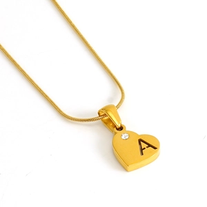 Collier avec pendentif cœur doré 18K, lettre A évidée et strass sur une chaîne serpent