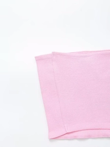 Dettaglio macro del tessuto a maglia a coste rosa per il set di cardigan da donna