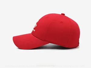 Seitenansicht der roten Baumwoll-Baseballkappe mit weißer Stickerei und Ösen