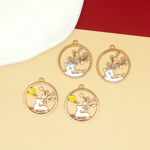 Détails de quatre pendentifs en alliage doré avec émail blanc et motif de cerf