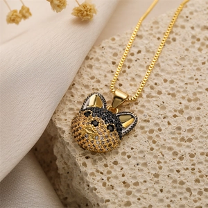 Vue macro d'un pendentif chiot serti de cristaux sur une chaîne dorée élégante
