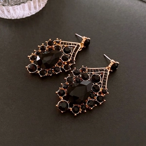 Boucles d'oreilles goutte vintage avec pierre noire et monture plaquée or