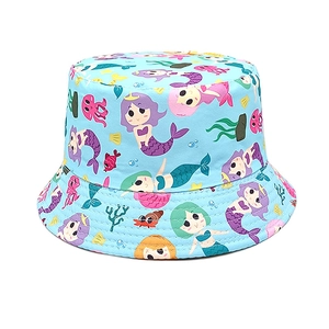 Dettaglio cappello a secchiello per bambini con sirene cartone e motivi marini
