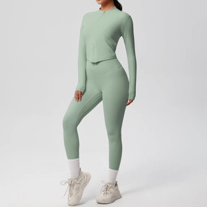 Détail de l'ensemble de yoga vert sauge avec veste zippée à ourlet en V et legging