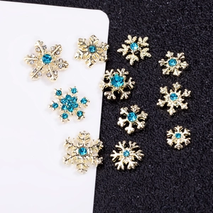 Bijoux d'ongles flocons dorés avec strass bleus pour décoration de manucure d'hiver