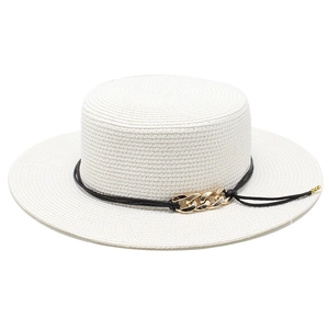 Chapeau canotier en paille ivoire avec cordon noir et chaîne dorée pour plage d'été