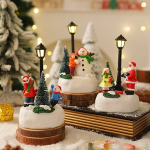 Dettaglio di scena natalizia in miniatura con Babbo Natale e LED su base in legno naturale