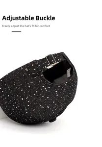 Détail de la boucle en métal argenté sur casquette noire mouchetée pour ajustement libre