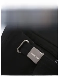 Vue détaillée de la boucle en métal réglable avec logo NARASON sur casquette noire