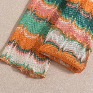 Détail macro du tricot à motifs ondulés colorés avec finition de bordure haut de gamme