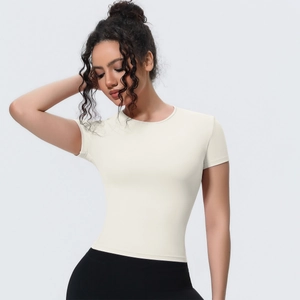 Detailed view of the slim fit yoga top with short sleeves in cream white stretch fabric