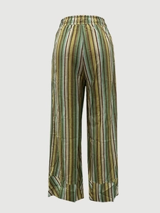 Détail de la taille haute élastique et des rayures de ce pantalon large fluide