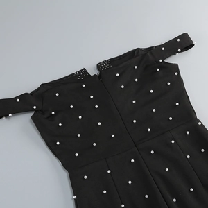 Vue détaillée de l'encolure dénudée avec perles blanches et strass brillants décoratifs