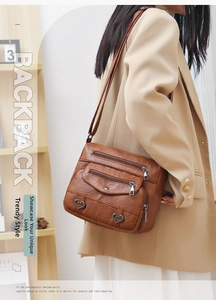 Détail du sac bandoulière vintage en cuir PU marron avec zips et accents en forme de cœur