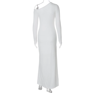 Détail du dos d'une robe longue blanche ajustée à une épaule avec des manches longues