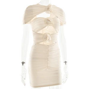 Détail d'une mini-robe en tulle beige avec trois roses décoratives et des fronces