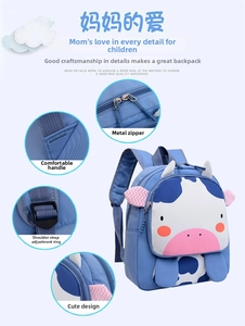 Vista de detalles de la cremallera y patrón de vaca en la mochila infantil de dibujos