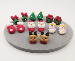 Details der Weihnachtsanhänger aus Harz mit Schneemann Rentier und Tannenbäumen