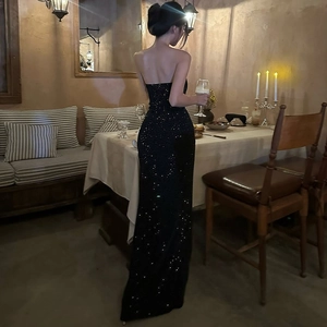 Gros plan sur une robe de soirée noire scintillante à paillettes avec coupe ajustée