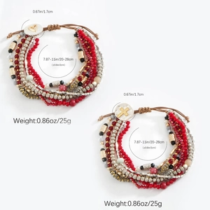 Detail eines verstellbaren Perlenarmbands mit Herz- und Kreuzanhänger im Hammerschlag-Look