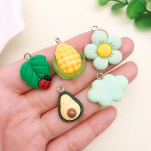 Detail von DIY-Harzanhängern inklusive Avocado und Blatt mit silberner Metallöse