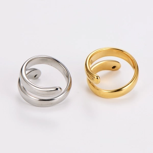 Minimalistische Spiralringe in Gold und Silber mit glatten tropfenförmigen Enden