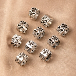 Lot de 10 perles en métal argenté avec motifs de nœuds celtiques ajourés sur tissu