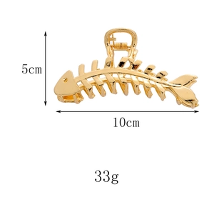 Détail de la pince à cheveux arête de poisson dorée de 10cm avec mesures et poids